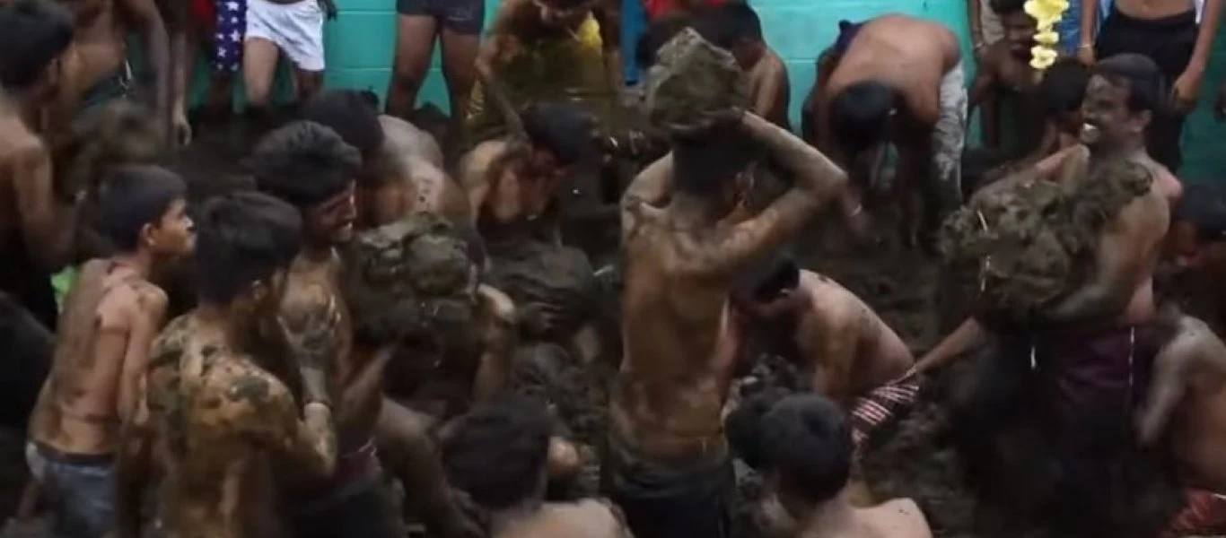 Σε παράκρουση οι Ινδοί: Κάνουν μπάνιο σε κοπριά αγελάδας για να μην κολλήσουν κορωνοϊό (βίντεο)